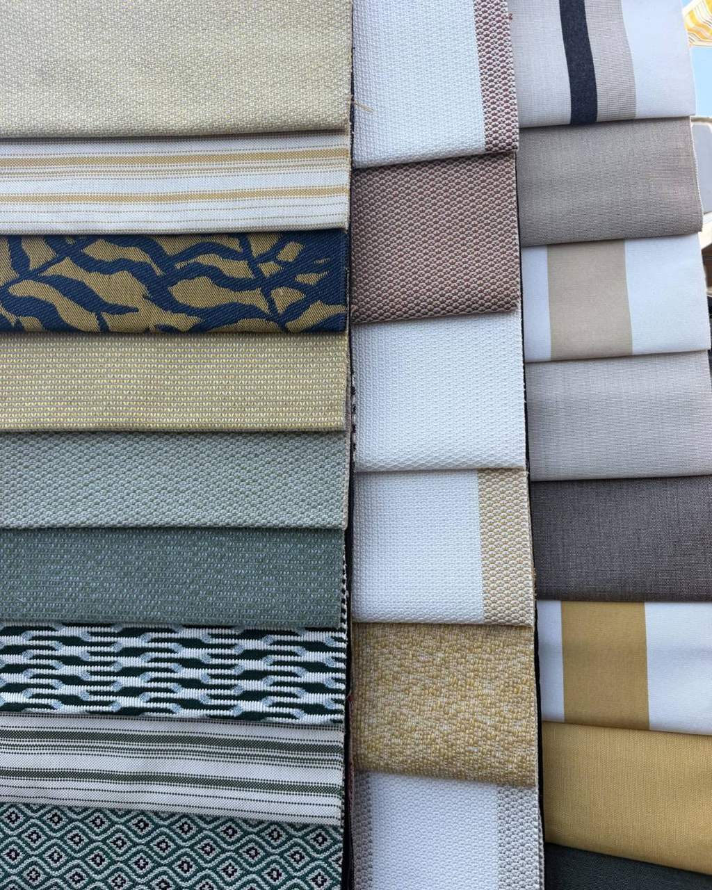 מאקרו בד Sunbrella/Casamance על כרית – תפר/פייפינג, טיפות מים על הבד (דוחה נוזלים)